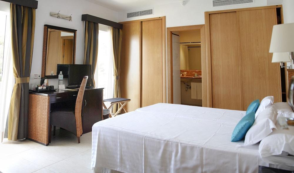 Hotel Apartamentos Cala Сантаньи Экстерьер фото