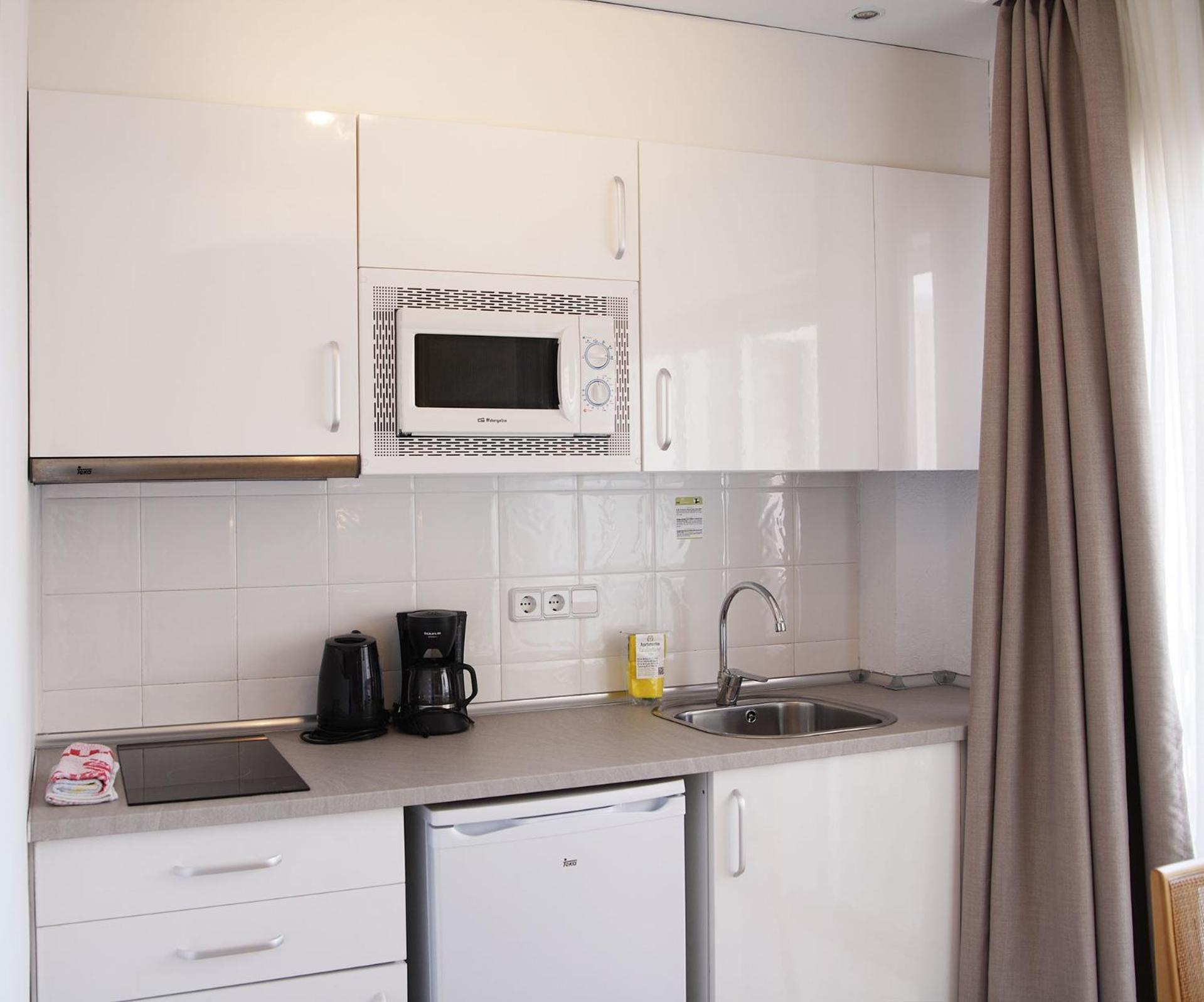 Hotel Apartamentos Cala Сантаньи Экстерьер фото