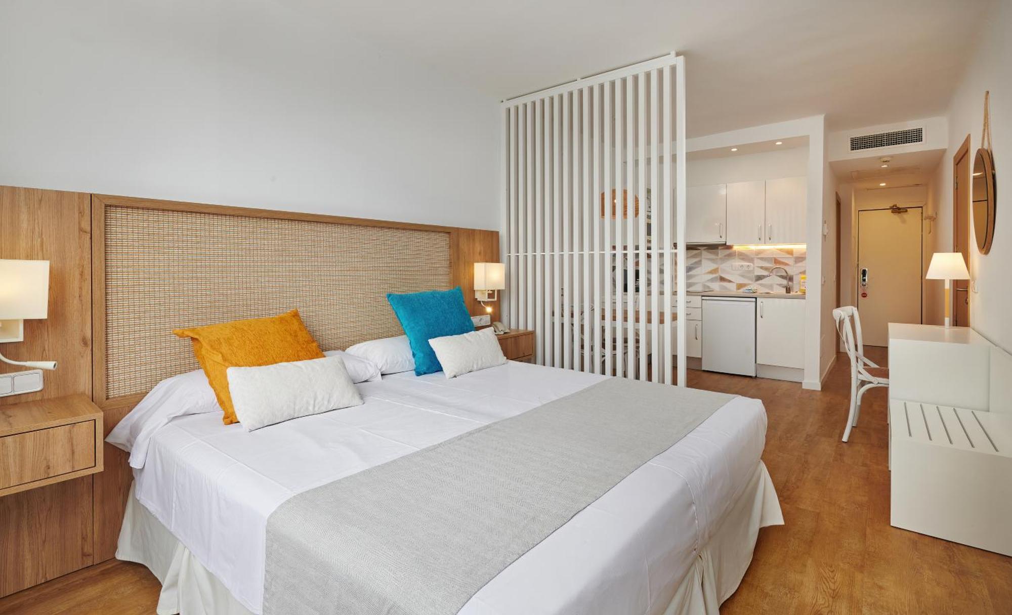 Hotel Apartamentos Cala Сантаньи Экстерьер фото