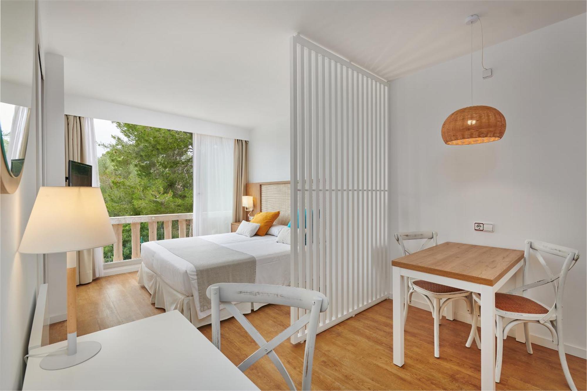 Hotel Apartamentos Cala Сантаньи Экстерьер фото