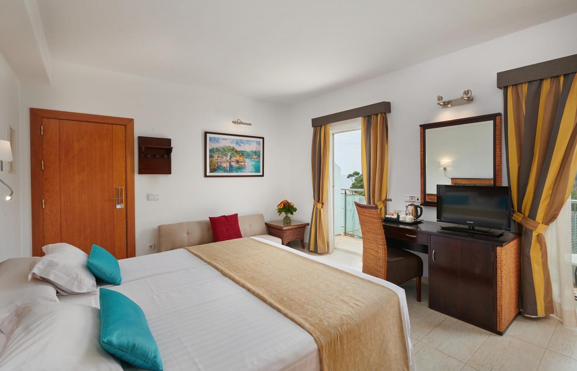 Hotel Apartamentos Cala Сантаньи Экстерьер фото