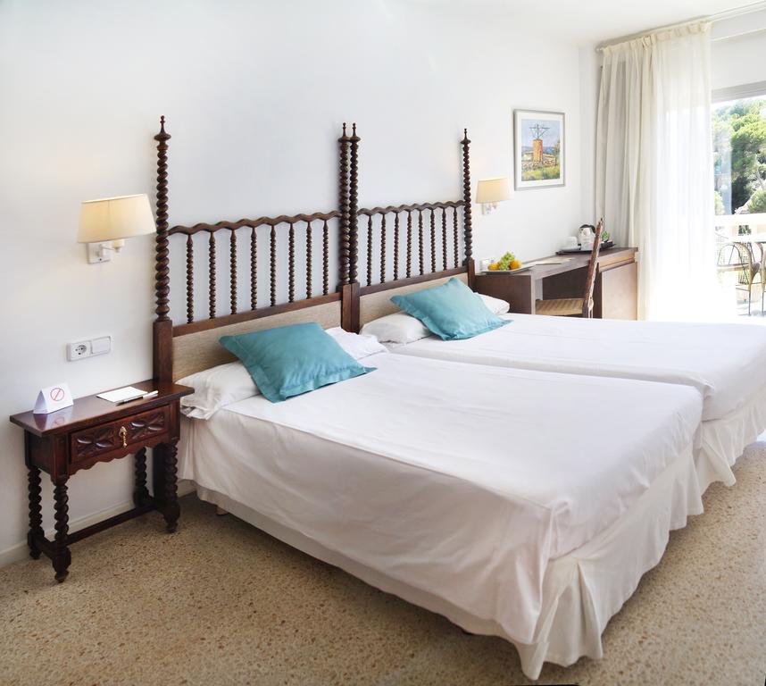 Hotel Apartamentos Cala Сантаньи Экстерьер фото